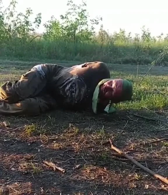 Preview for ✙ Albina Fella ✙ 🇺🇦🇬🇧🇫🇷🇩🇪🇵🇱🇺🇸🇨🇦🇦🇺 on X- 'Captured orc. Eastern direction. The defender asks the orc why they are torturing Ukrainian prisoners of war. Why don't they feed. Our soldier talks about the vid