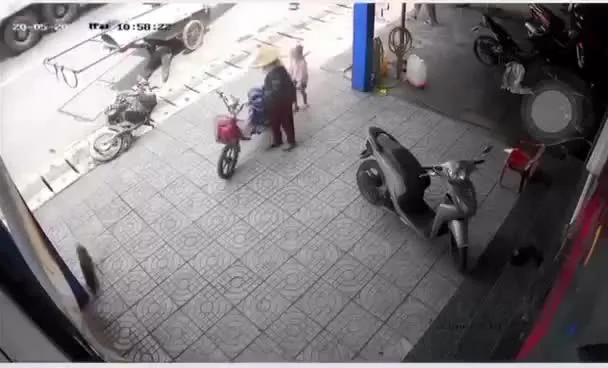 Preview for tai nạn kinh hoàng với xe chở tôn đi ngược chiều