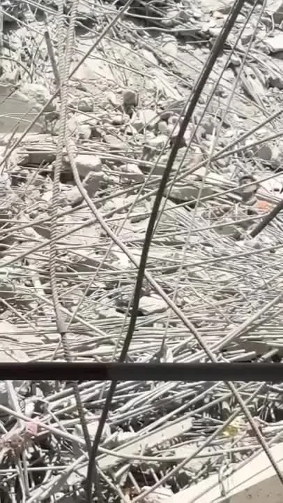 Preview for Nhói lòng clip 14 giây ghi cảnh công nhân nhô đầu đầy đau đớn, cố