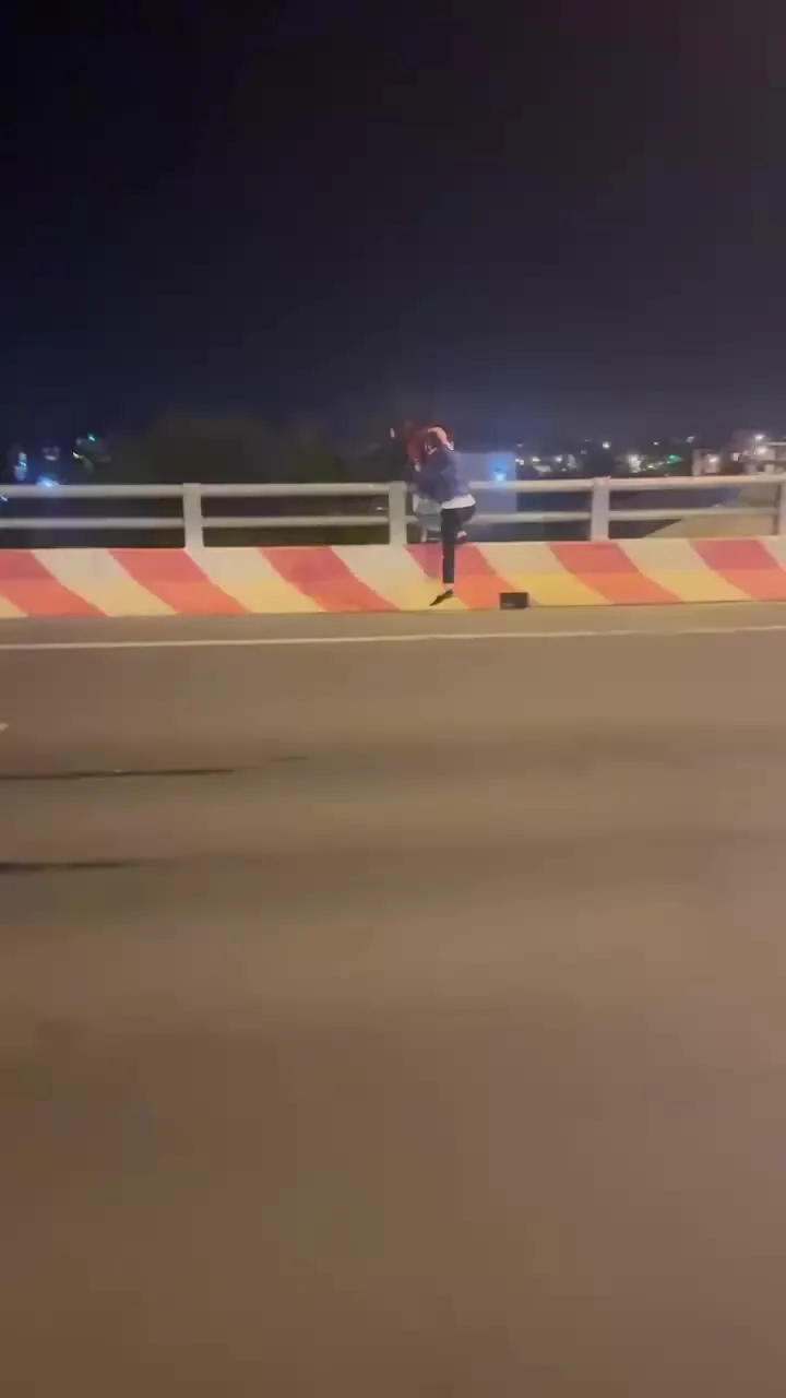 Preview for Sáng nay tại cầu cạn Đại lộ Đông Tây TP. BMT Một bạn nữ có hành động bất thường may mắn được hai b