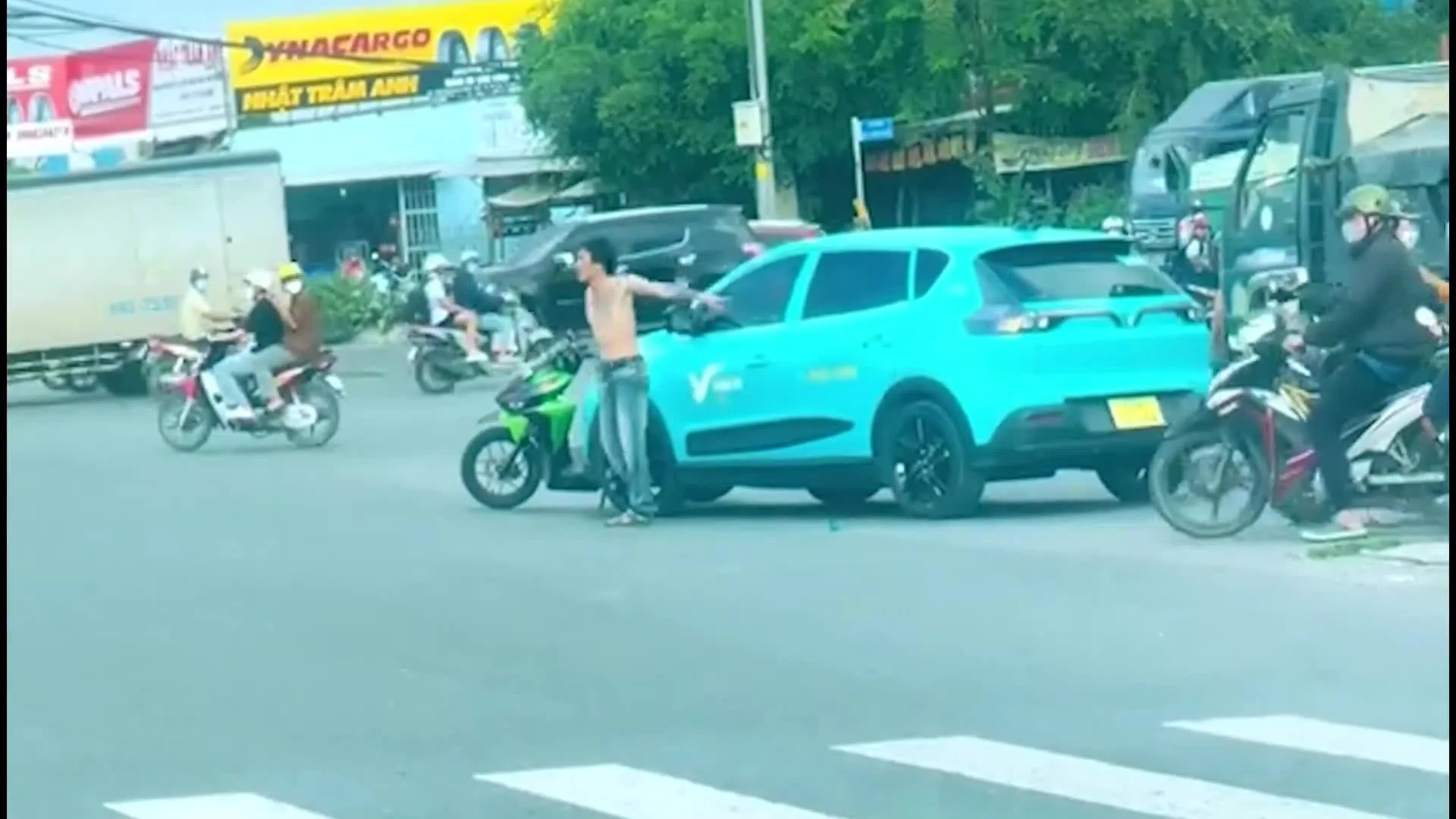 Preview for nguoi dan ong cam dao chan xe taxi giua duong o binh chanh 4664