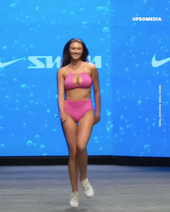 Preview for Người mẫu tỏa sáng rạng ngời trên sàn catwalk với những màn nhào lộn YouTuber kiêm người mẫu Rachel